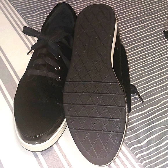 Donald Pliner Ladies Black Velvet & Patent Leather Sneaker 9M - Picture 4 of 4